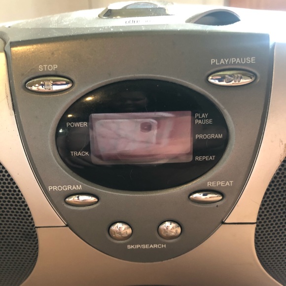 Portable radio with a disc slot - Picture 3 of 3